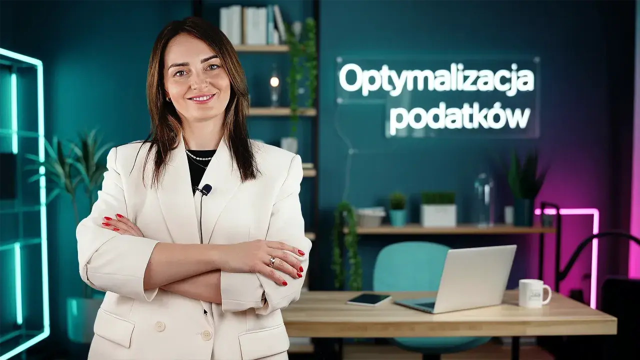 Kobieta w białej marynarce, gotowa na intensywny bootcamp optymalizacji podatków.