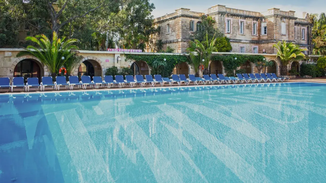 Disfruta de un refrescante baño en Malta, ideal para aprender inglés en un entorno vacacional.