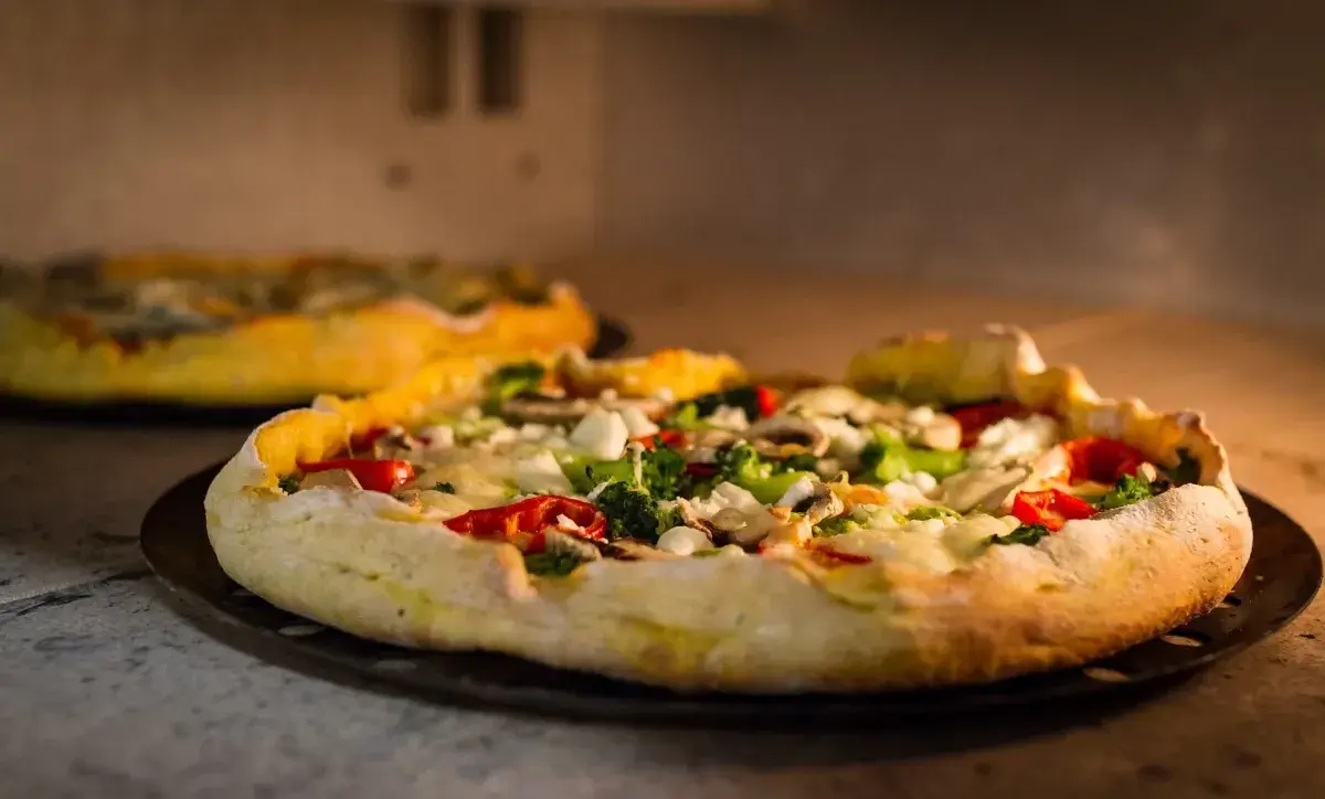 Na ile wstawić pizzę do piekarnika, aby uniknąć przypalenia?