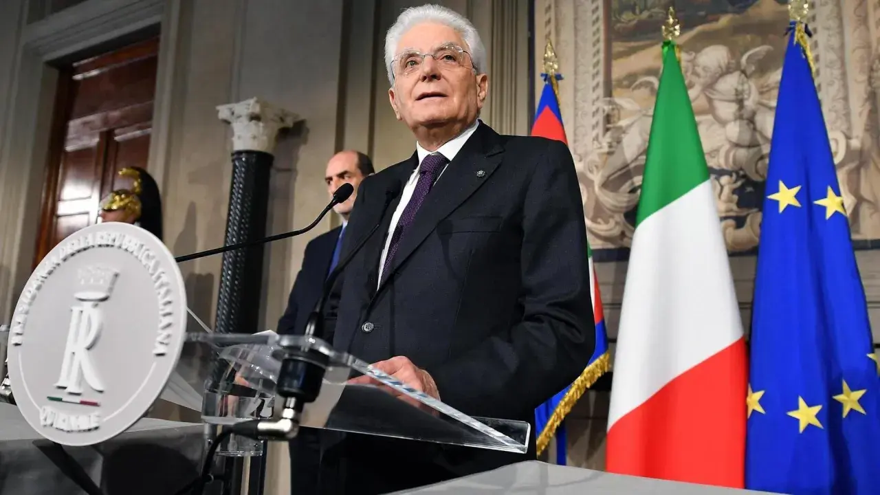 Italienischer Präsident spricht vor der italienischen Flagge und der EU-Flagge. Er ist der Bundeskanzler Italiens.