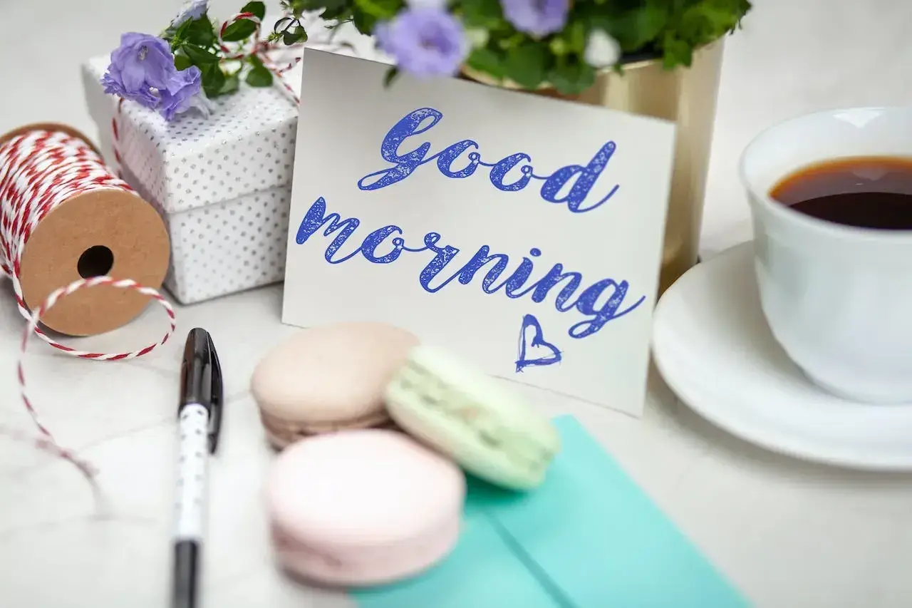 Miły dzień zaczyna się od kawy, makaroników i kartki z życzeniami "Good morning". Idealny wierszyk na miły dzień.