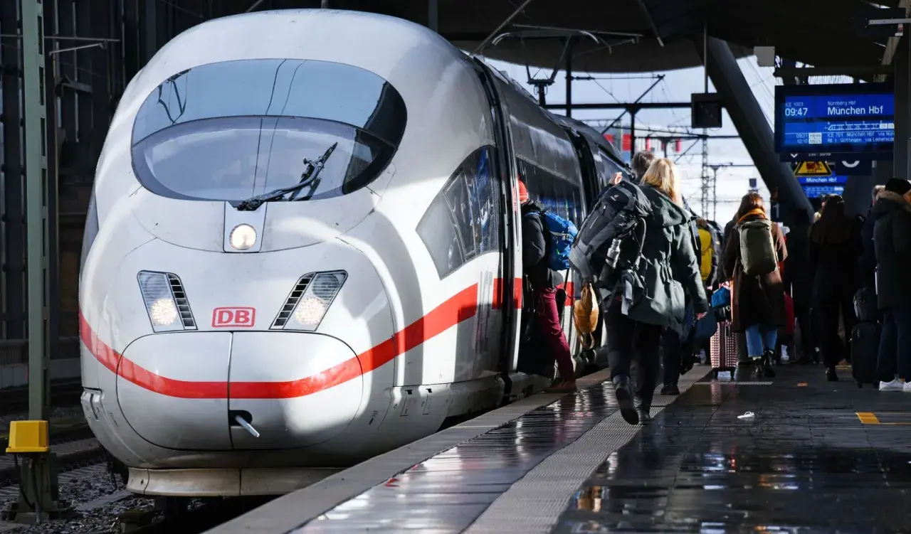 ICE nach Polen: Reisende steigen in den Zug. Ein ICE der Deutschen Bahn wartet auf dem Bahnsteig.