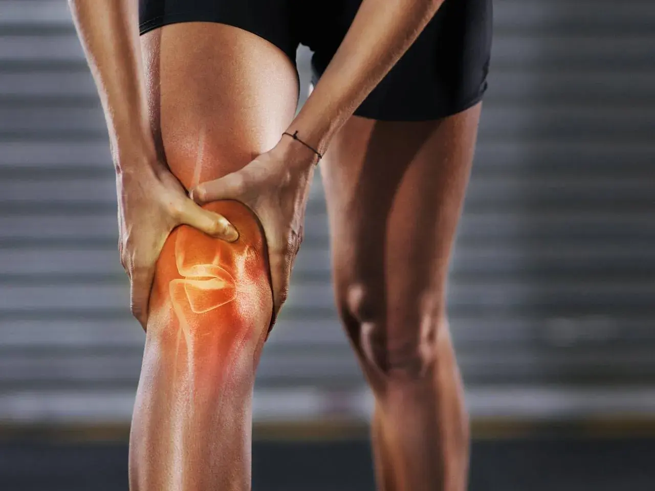 Sportlerin hält schmerzendes Knie. Rote Hitze zeigt Entzündung im Bereich der Kniekehle, die beim Laufen Probleme macht.