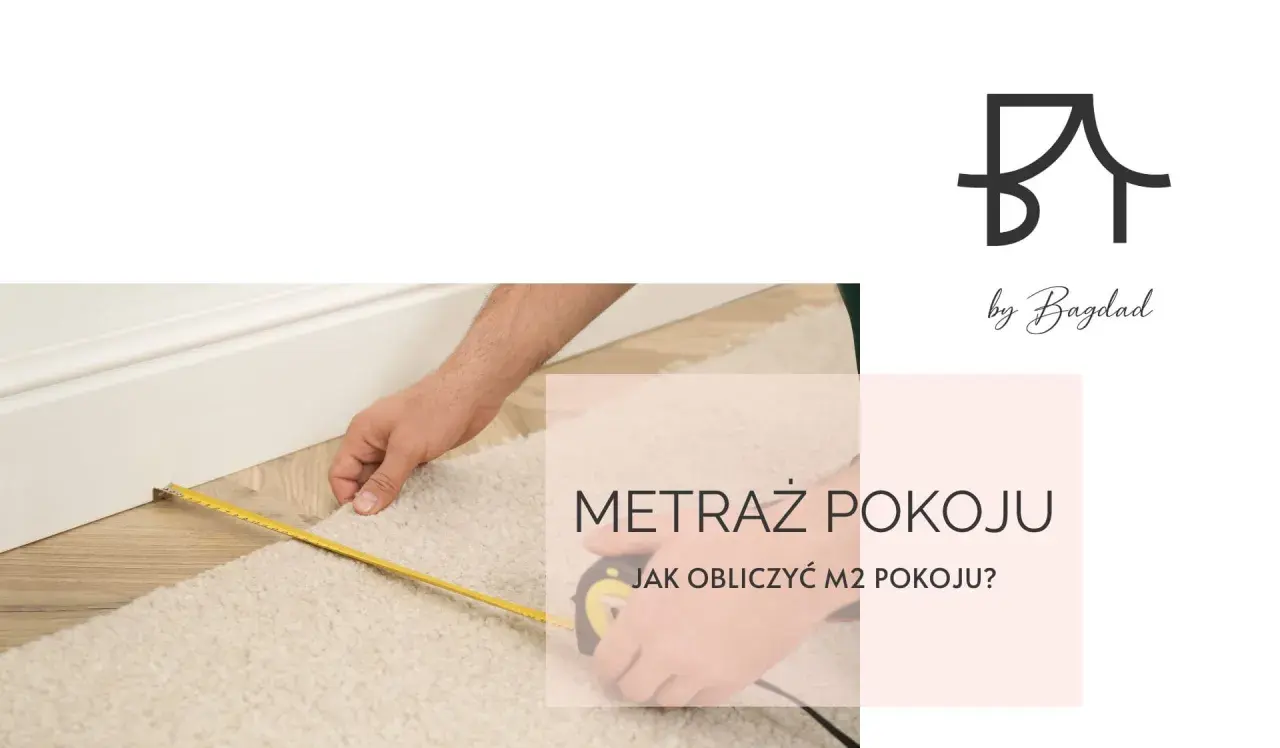 Mężczyzna mierzy dywan taśmą, by dowiedzieć się, jak obliczyć m2 pokoju. Logo "by Bagdad" na białym tle.