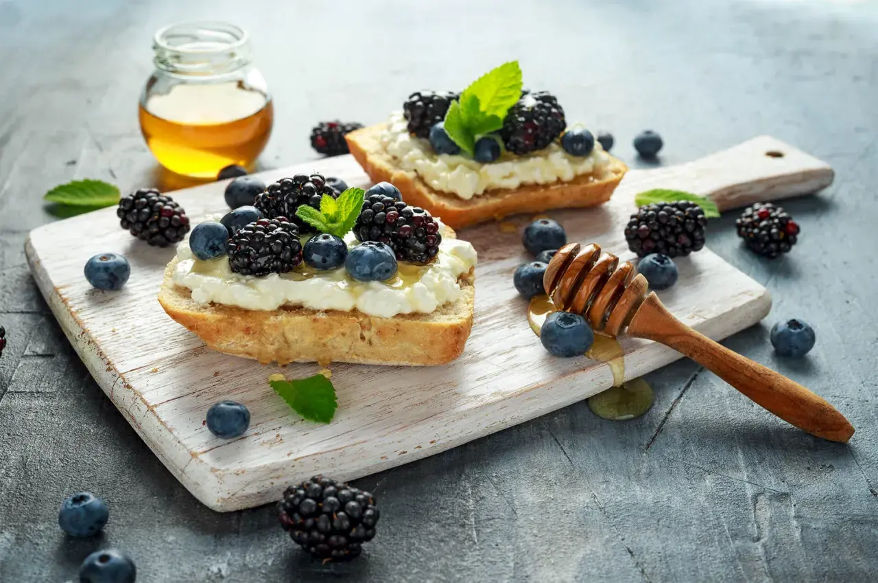 Bruschette con ricotta, mirtilli e more, condite con miele. Chi dice che la ricotta fa ingrassare?