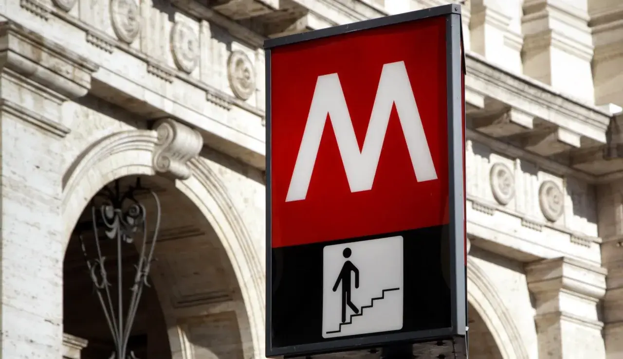 Segnale della metro di Roma con la "M" rossa. Perfetto per chi ha un biglietto 72 ore Roma e vuole esplorare la città.