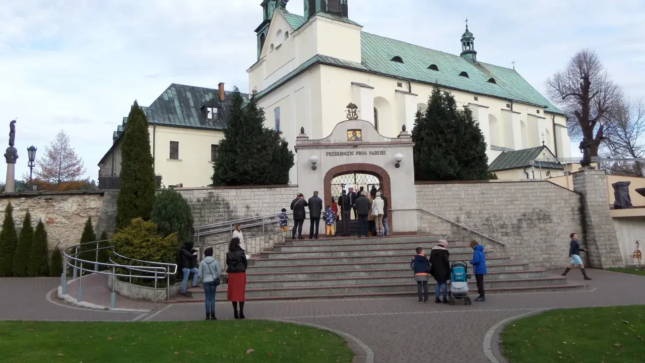 Ludzie wchodzą do sanktuarium Matki Boskiej Leśniowskiej.
