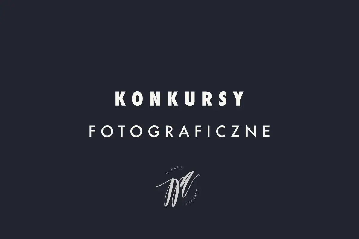 Konkursy fotograficzne dla młodzieży. Logo "Niezłe Aparaty" na ciemnym tle.