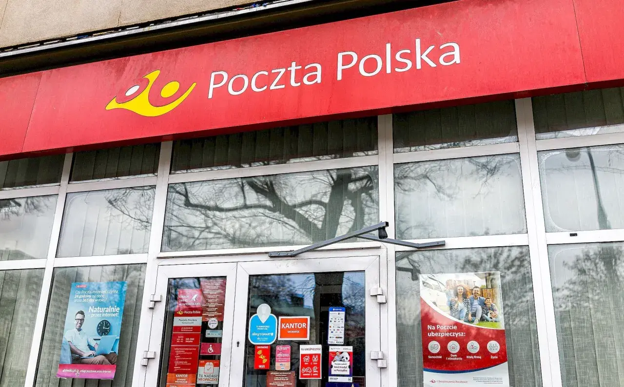 Przed wejściem do Poczty Polskiej, gdzie można nadać przesyłkę nierejestrowaną i odebrać awizo.