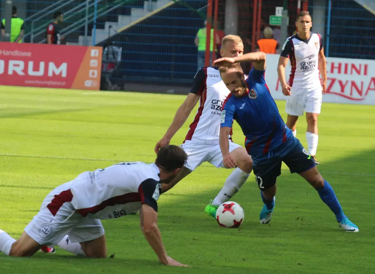 Piast Gliwice – Pogoń Szczecin. Piłkarze walczą o piłkę na murawie.