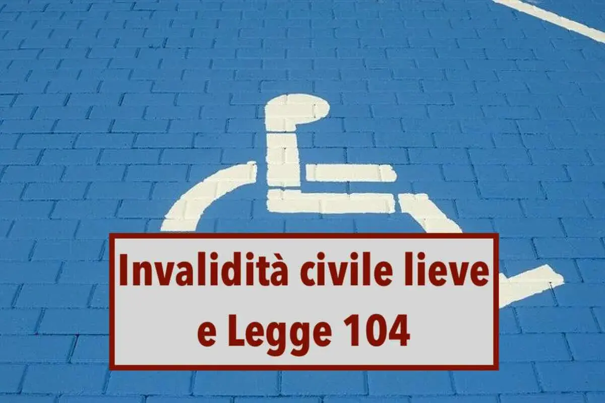 Segnale di parcheggio disabili su sfondo blu. Testo: "Invalidità civile lieve e Legge 104". Utile per capire invalidità 33 per cento esempi.
