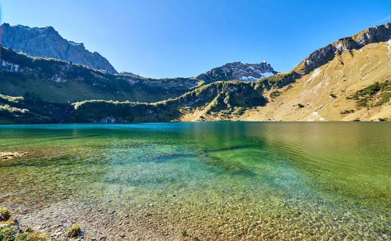 Türkisblaue Bergseen im Tannheimer Tal, ein Paradies für die 3-Seen-Wanderung. Klare Sicht bis zum Grund.