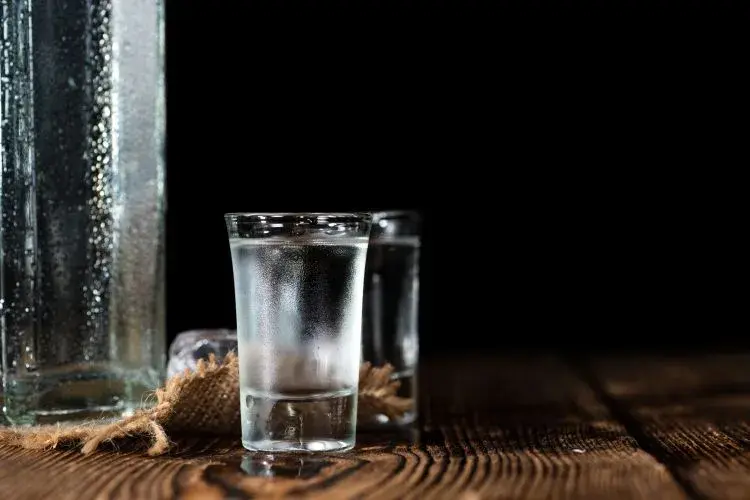 Jaka wódka? Odkryj najlepsze marki i smaki, które zachwycą