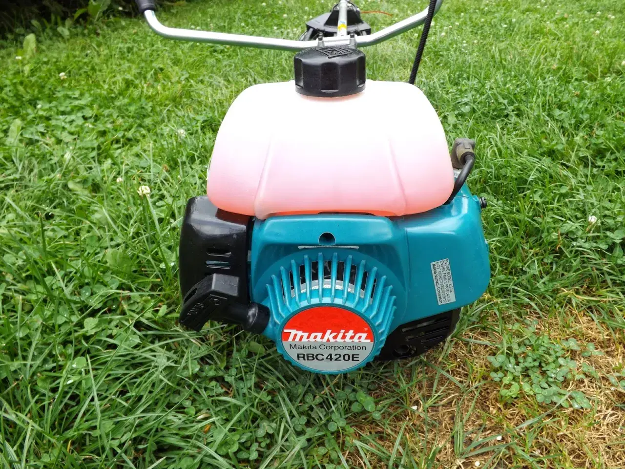 Kosa spalinowa Makita RBC420E nie wchodzi na obroty. Silnik wygląda na sprawny, ale coś blokuje jego moc.