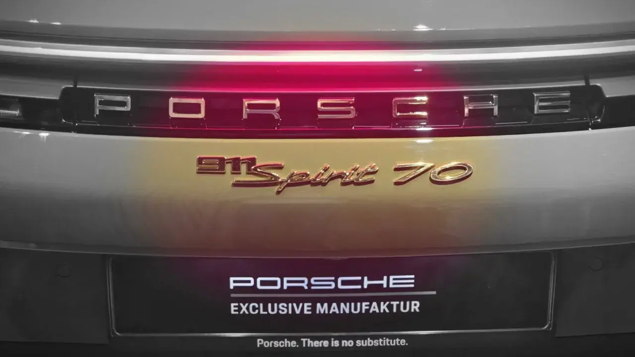 Tylna część samochodu Porsche z napisem "911 Spirit 70" i logo "Exclusive Manufaktur".