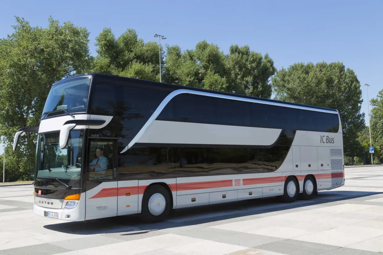 Moderner IC Bus, der die Strecke Berlin nach Warschau bedient. Ein zweistöckiger Reisebus mit Fahrer.