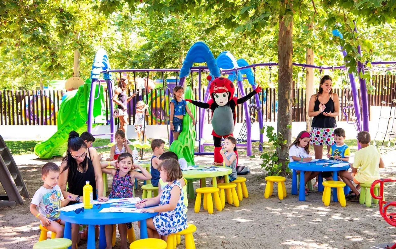 Un villaggio turistico in Sicilia per bambini con animazione e giochi all'aperto.