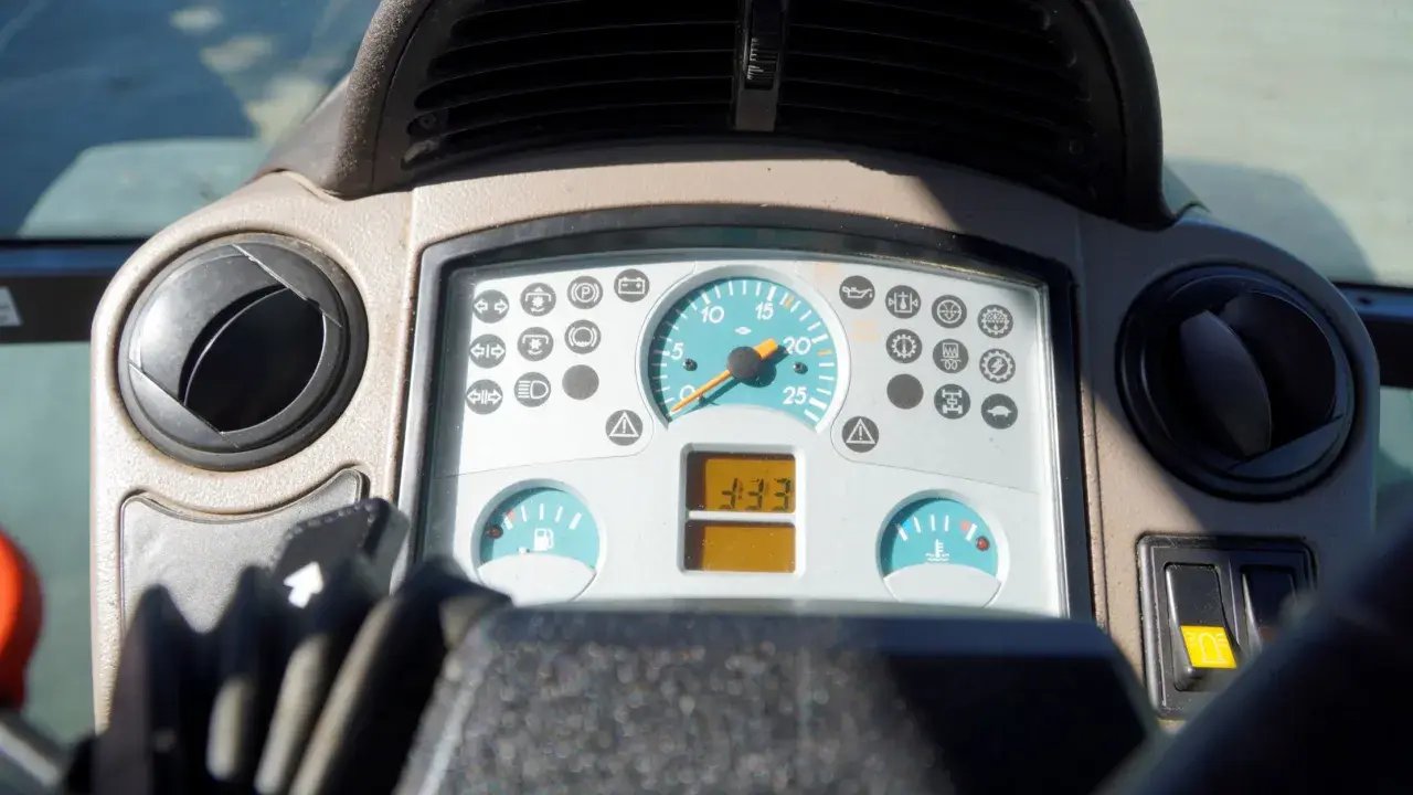 Panel ciągnika z licznikiem motogodzin. 333 motogodziny to dopiero początek pracy, ile motogodzin to dużo?