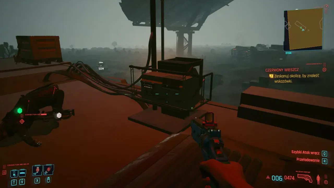 Czerwony wieszcz cyberpunk, leżący obok sprzętu, czeka na skanowanie okolicy.
