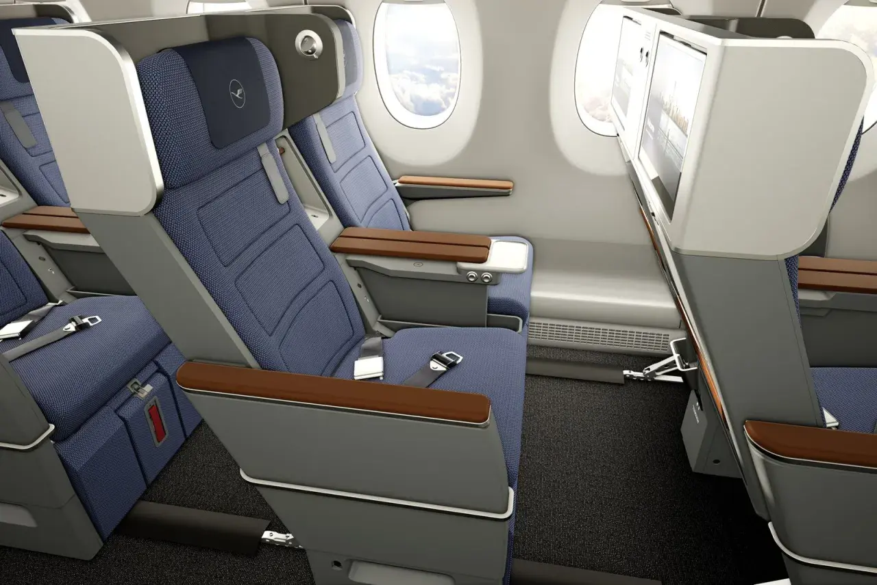 Komfortabler Sitzbereich in der Premium Economy: mehr Beinfreiheit und größere Bildschirme im Vergleich zur Economy.