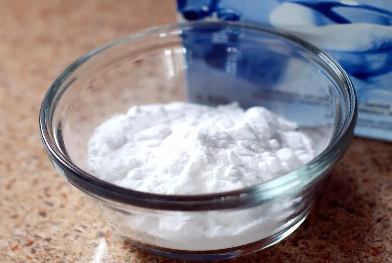 Polvere bianca in una ciotola di vetro, forse per illustrare la differenza tra bicarbonato di sodio e bicarbonato di potassio.