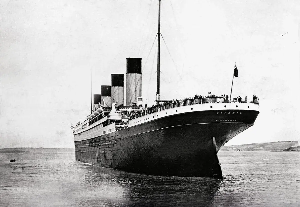 Detta är RMS Titanic, ett fartyg vars öde väcker frågor om hur många dog på Titanic.