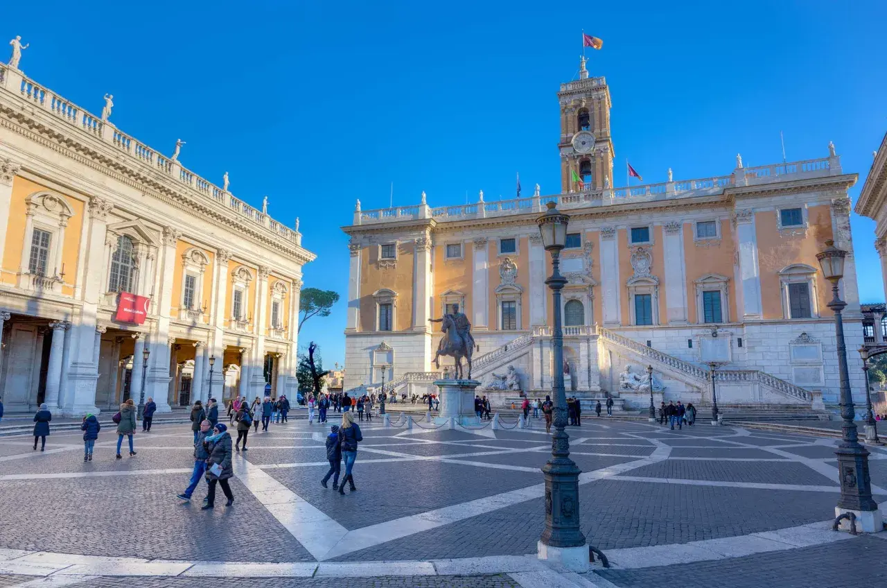Plac na Kapitolu, jednym z siedmiu wzgórz Rzymu, z Palazzo Senatorio i pomnikiem Marka Aureliusza.
