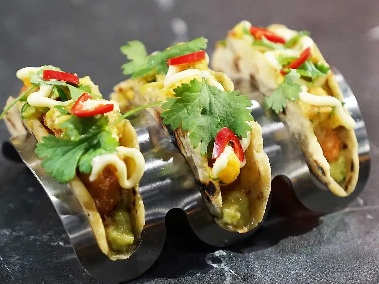 Tre asiatiska tacos med guacamole, majs, koriander och chili. En härlig smakupplevelse!
