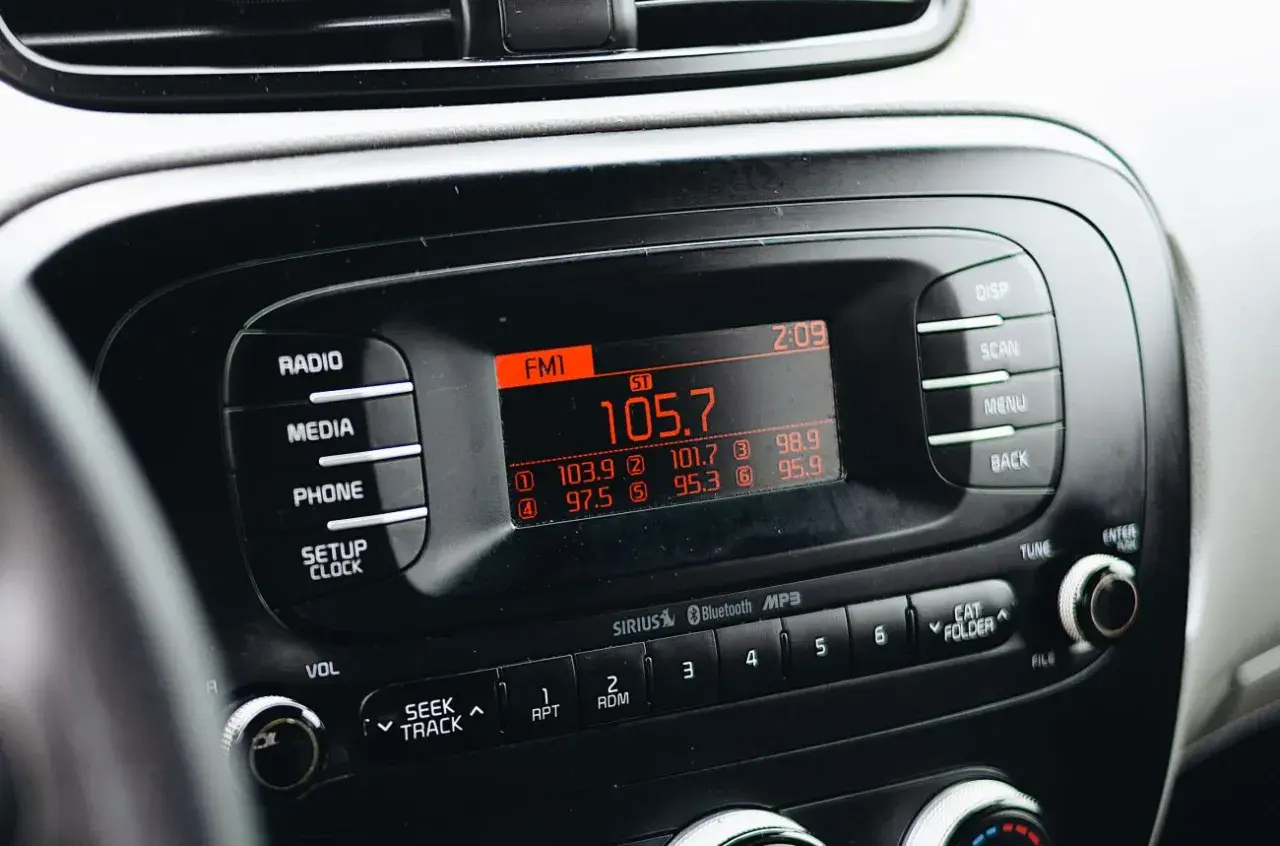 Radio samochodowe z wyświetlaczem pokazującym 105.7 FM. To częstotliwość, na jaką ustawić transmiter, by słuchać ulubionej stacji.