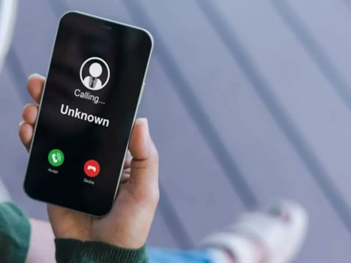 Ein iPhone zeigt einen eingehenden Anruf von einer unbekannten Nummer an. Die Optionen "Annehmen" und "Ablehnen" sind sichtbar.