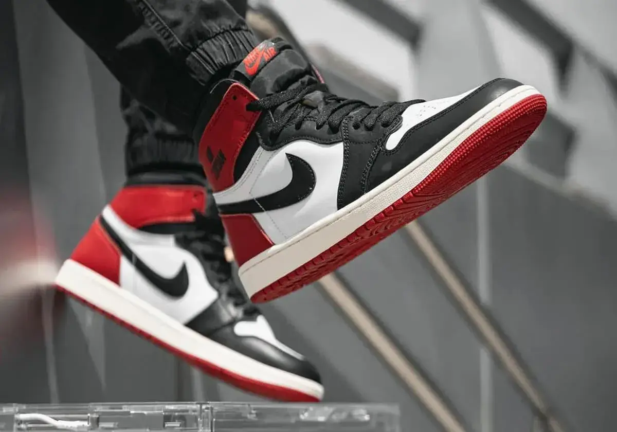 Schwarze Zehen auf roten Sohlen. Air Jordan 1 High OG "Black Toe" Sneaker, bereit für den nächsten Schritt.
