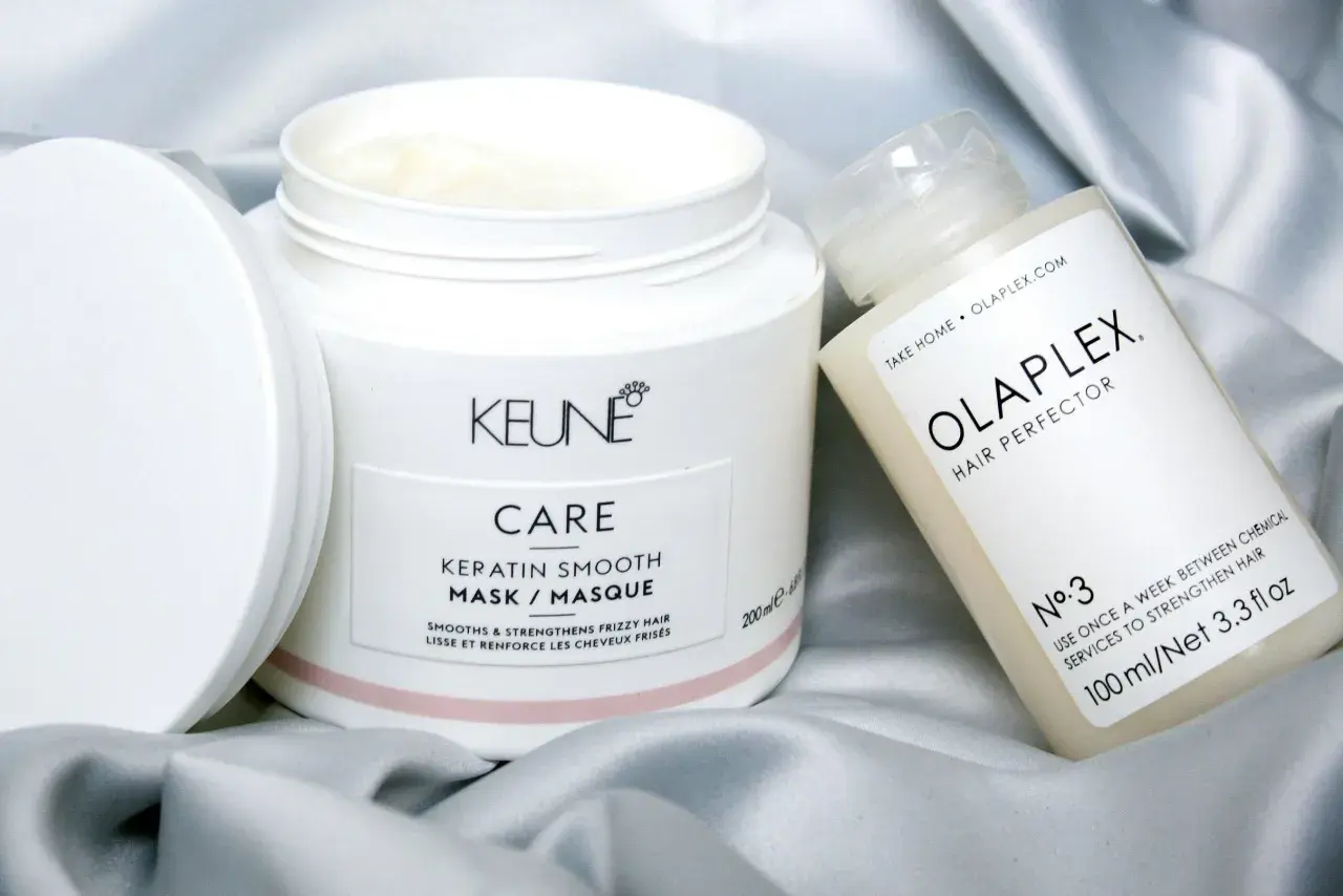 Keune Keratin Smooth Mask och Olaplex Hair Perfector. En bra hårinpackning för frissigt hår.