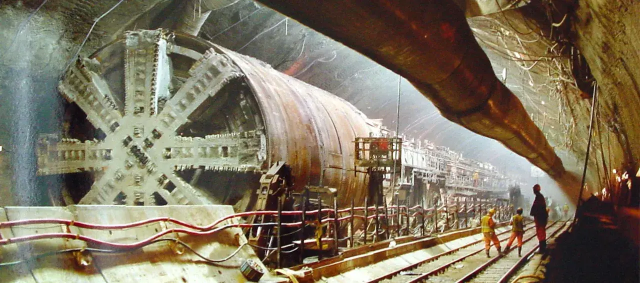 Gigantyczna wiertnica drąży tunel. Wyobraź sobie, że za kilka lat tą trasą pojedziesz eurotunel samochodem.