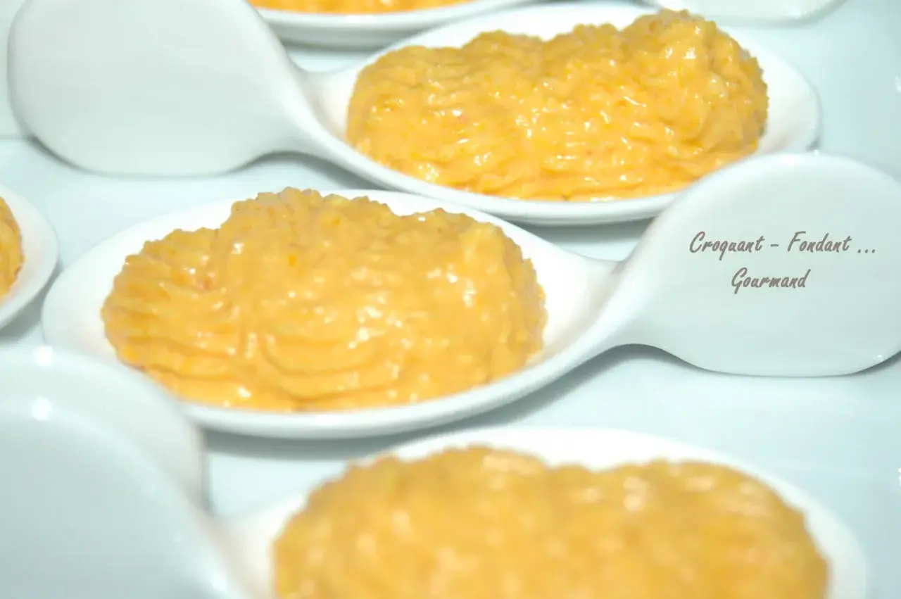 Purée onctueuse de carottes au cumin, servie dans des cuillères blanches. Une texture croquante et fondante pour les gourmands.