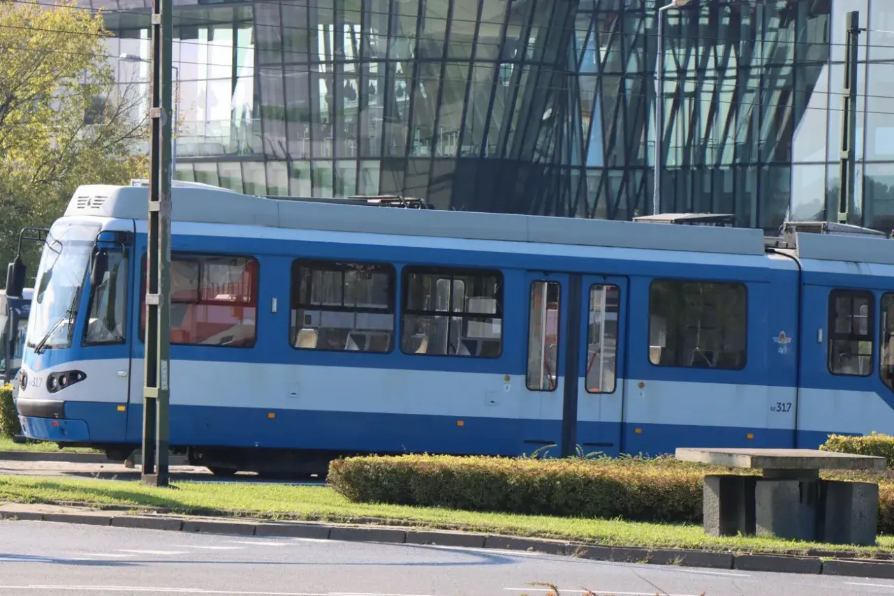 Niebieski tramwaj w Krakowie. Dowiedz się, jak kupić bilet na tramwaj w Krakowie, aby podróżować po mieście.