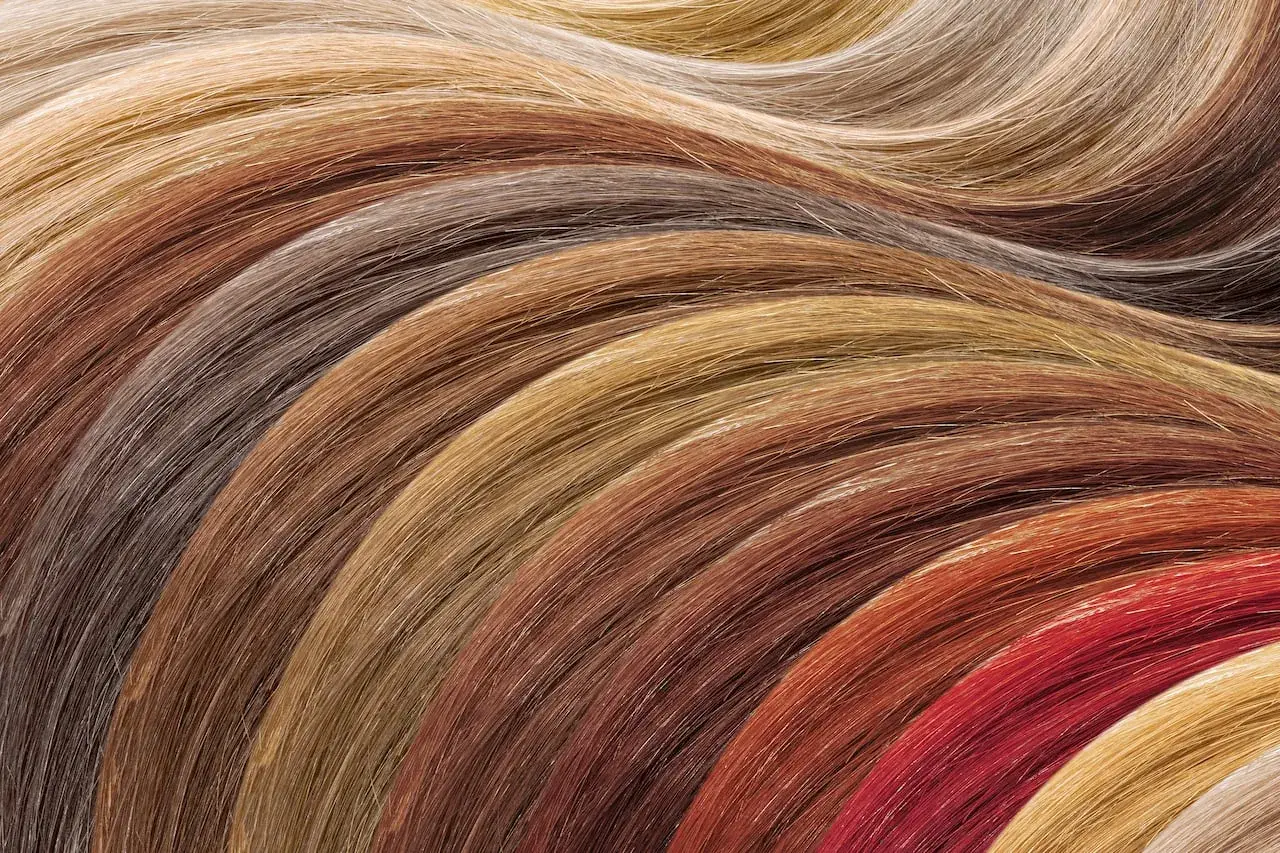 Una gama de 13 tonos de pelo que rejuvenecen, desde rubios ceniza hasta cobrizos intensos y castaños cálidos, dispuestos en curvas suaves.