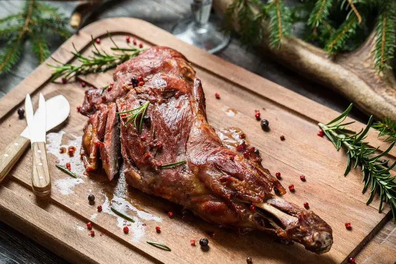 Jak upiec udziec z sarny, aby był soczysty i aromatyczny?