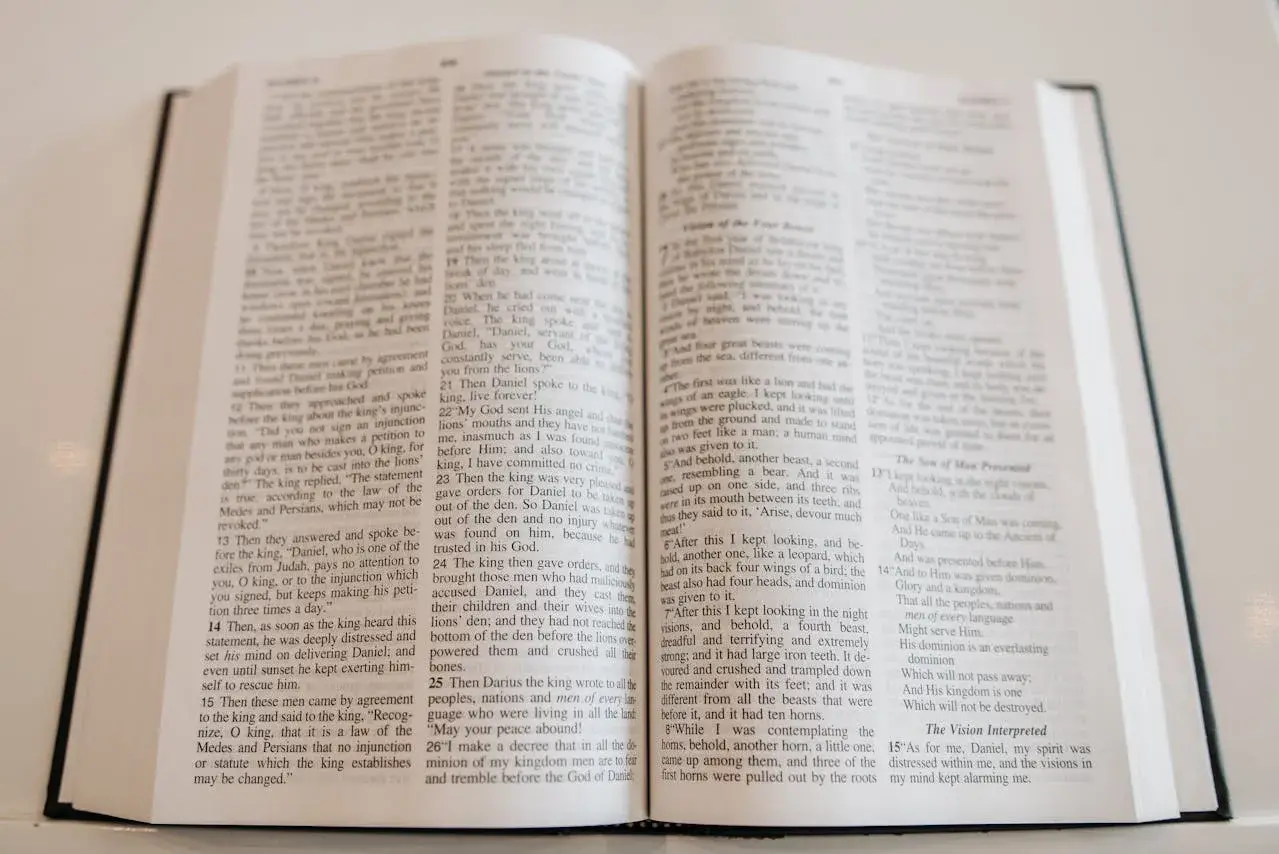 Ostatnia księga Nowego Testamentu, Apokalipsa św. Jana, przedstawiona na otwartej Biblii.