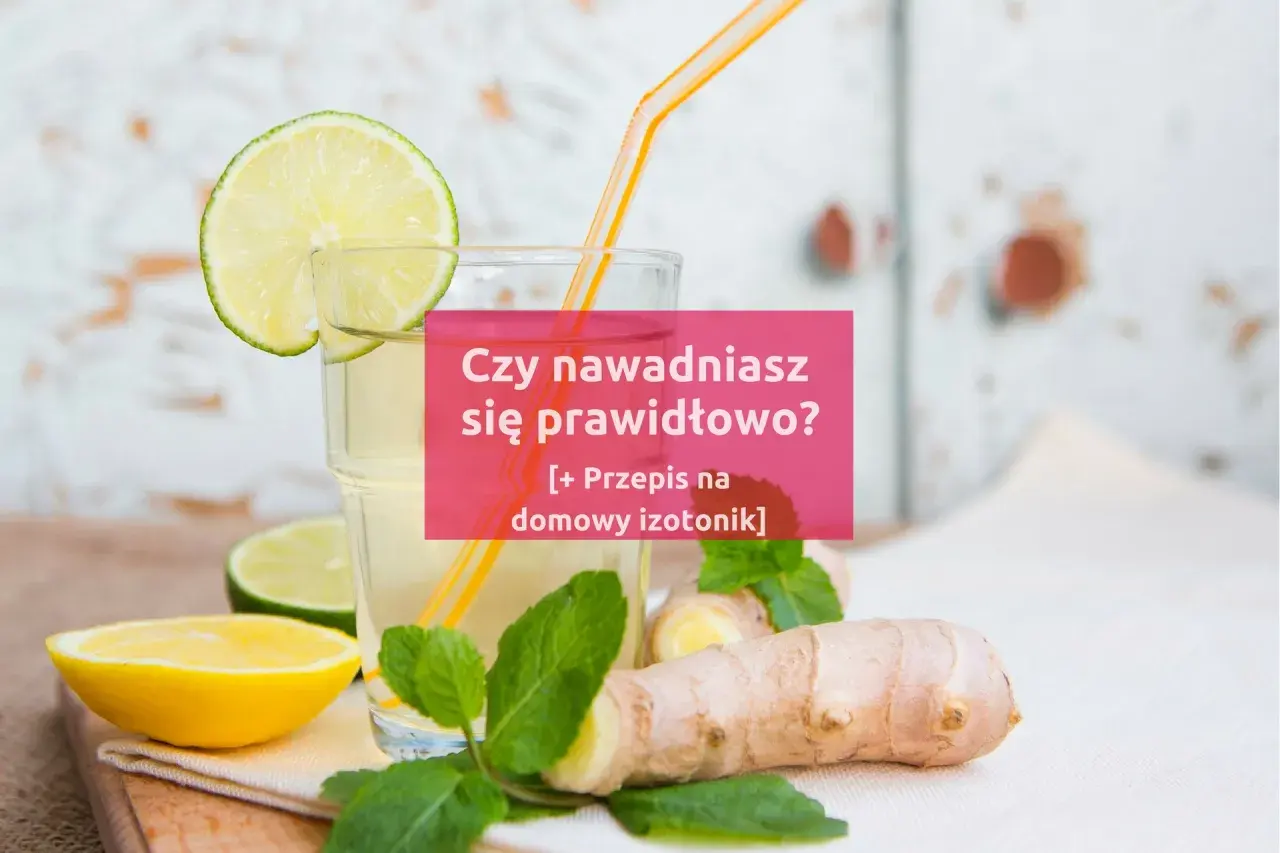Szklanka z napojem, plasterki cytryny, limonki, mięta i imbir. Czy wiesz, jak zrobić izotonik?