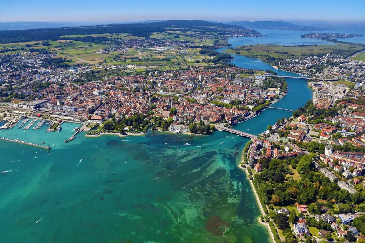 Blick über Konstanz, ein malerischer Ort am Bodensee, mit seinem Hafen, der Altstadt und dem glitzernden Wasser.