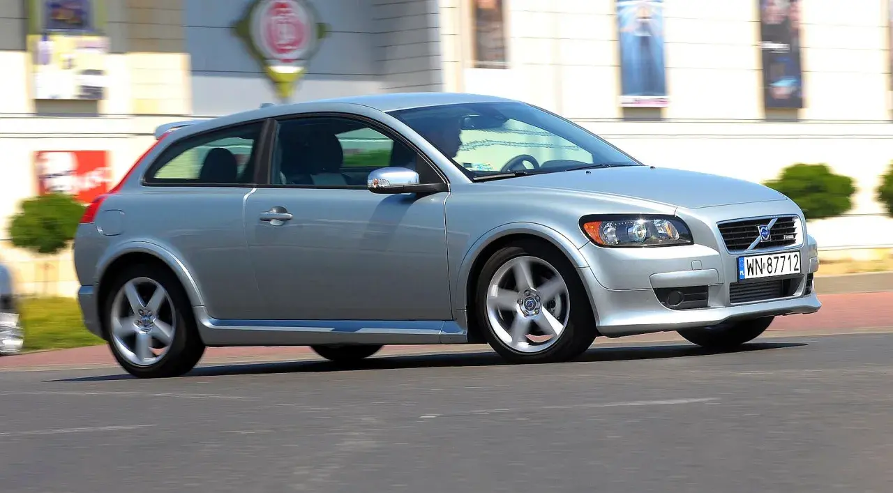 Srebrne Volvo C30 1.6 D w ruchu. Wiele osób chwali ten model za styl i ekonomię, co potwierdzają liczne volvo 1.6 d opinie.