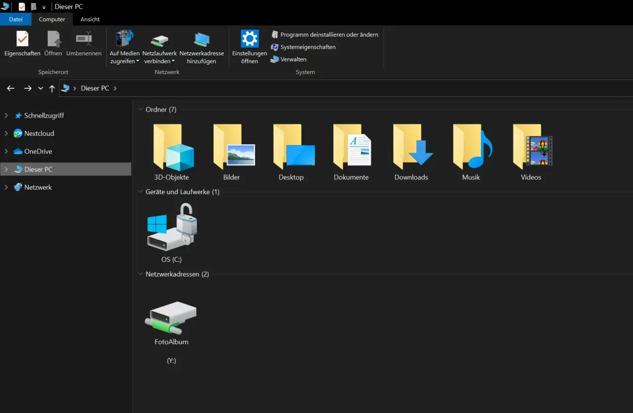 Windows Explorer zeigt "Dieser PC" mit Ordnern wie Bilder, Musik und Videos. Ein FotoAlbum (Y:) ist als Netzwerklaufwerk eingebunden.