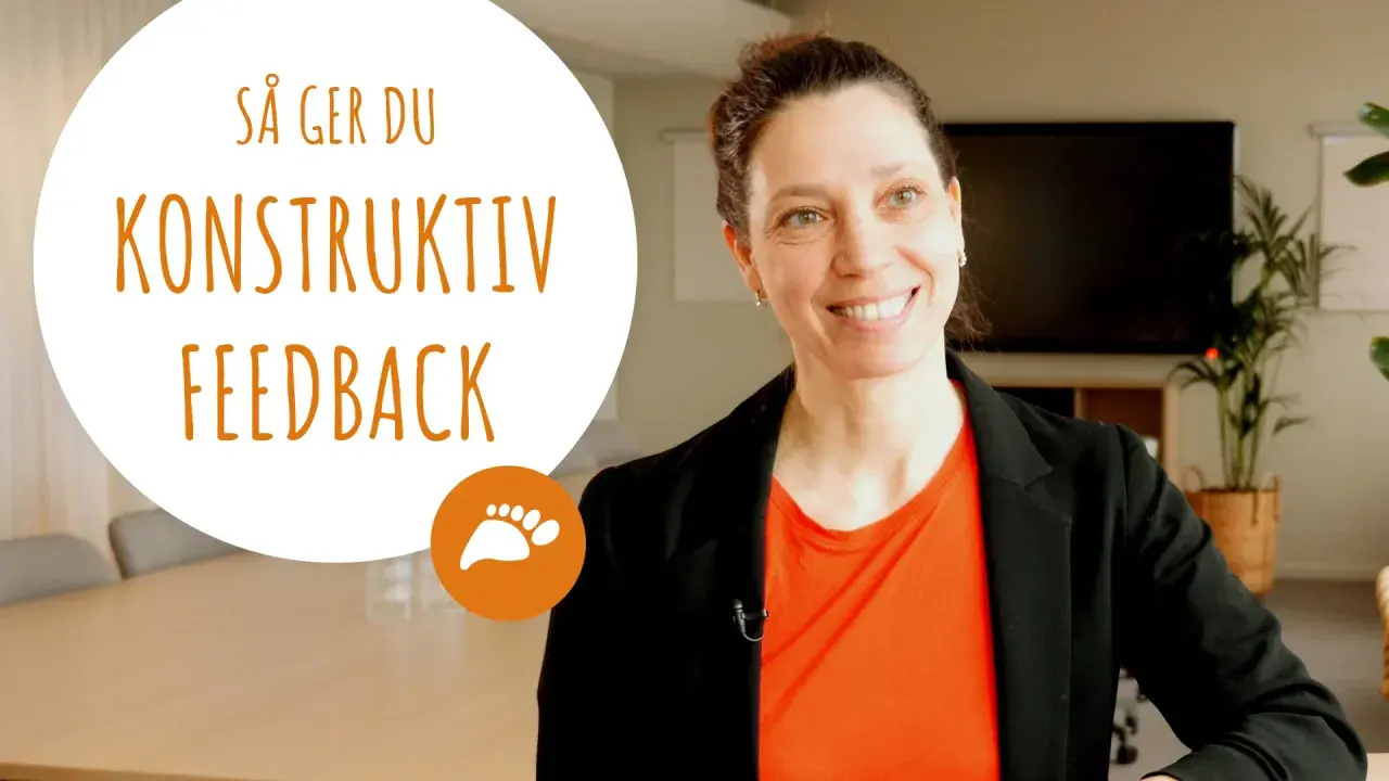 Kvinna ler och ger tips om hur man ger konstruktiv feedback.