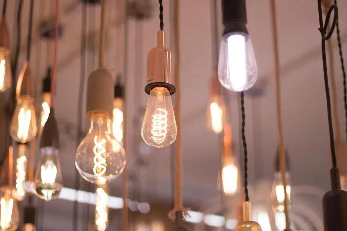 Varias bombillas Edison cuelgan, algunas con casquillo G9, creando un ambiente cálido y acogedor.