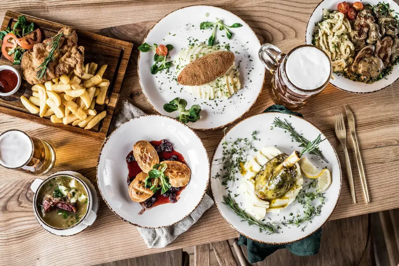 Góralski browar menu: schabowy z frytkami, kotlet ziemniaczany, golonka, zupa i oscypek z żurawiną.