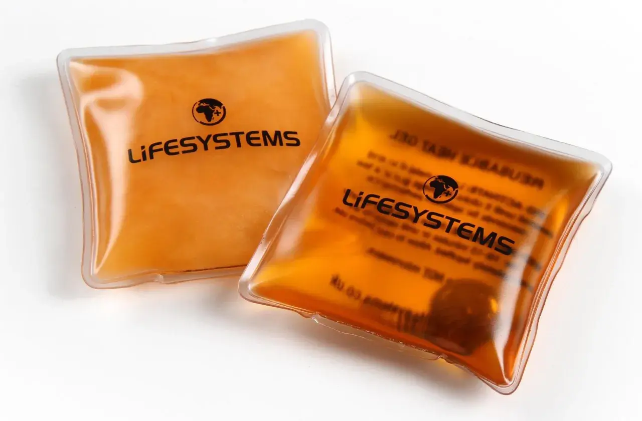 Dwa żelowe ogrzewacze do rąk marki Lifesystems. Dowiedz się, jak działają ogrzewacze do rąk, by cieszyć się ciepłem w chłodne dni.