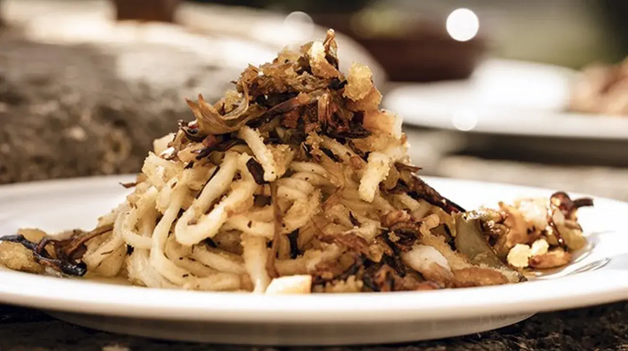 Piatto di pasta fresca con verdure croccanti, un'ottima idea su dove mangiare a Montepulciano per gustare sapori autentici.