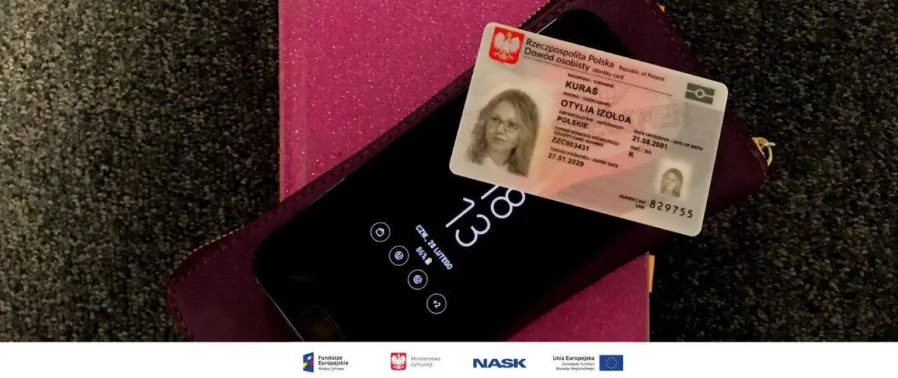 Dowód osobisty Otylii Kuras leży na telefonie. Czy do zameldowania w hotelu potrzebny jest dowód osobisty? Tak, zazwyczaj jest wymagany.