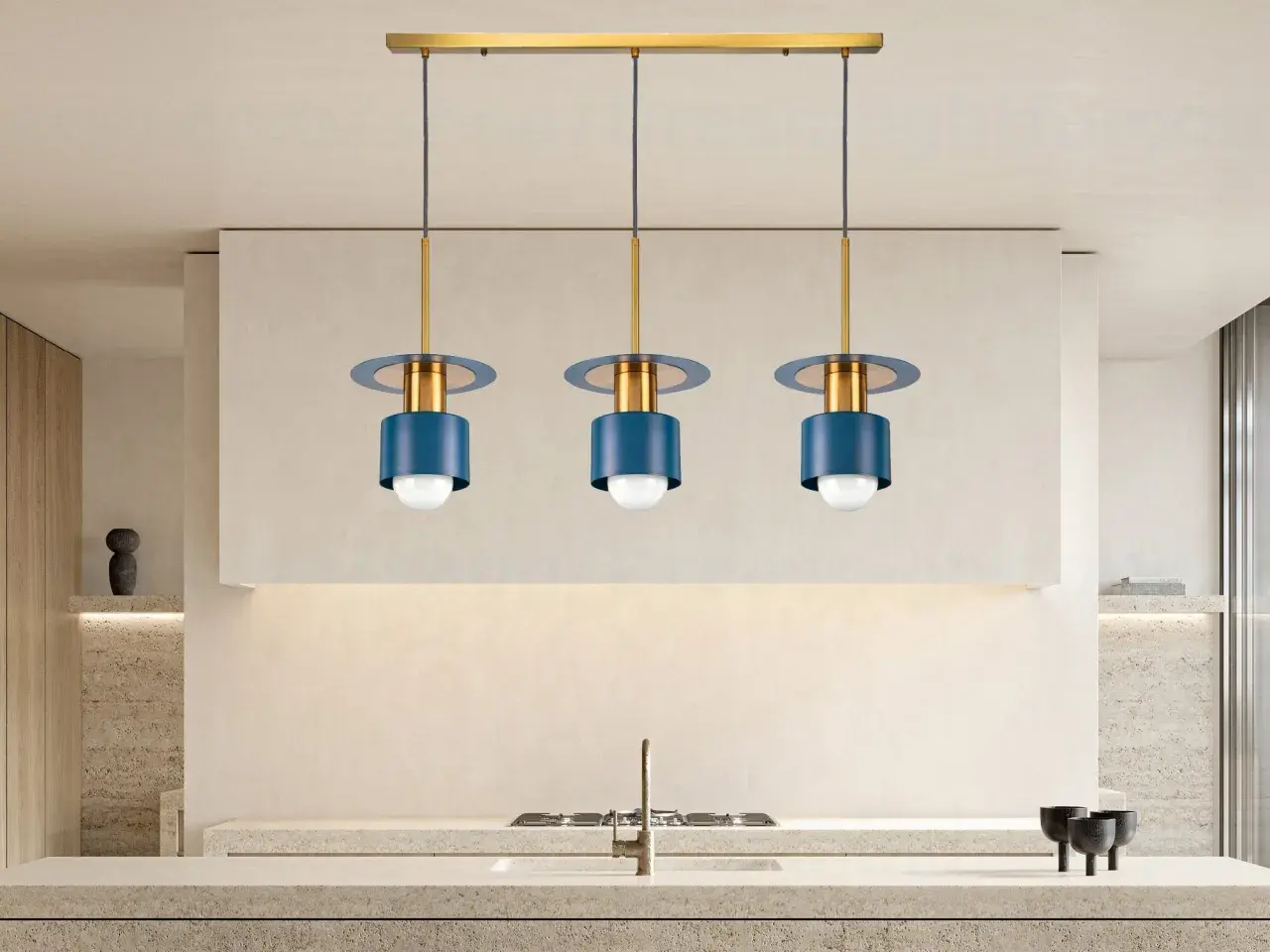 Elegante lámpara colgante 3 luces con detalles dorados y cilindros azul marino, ilumina una cocina moderna.