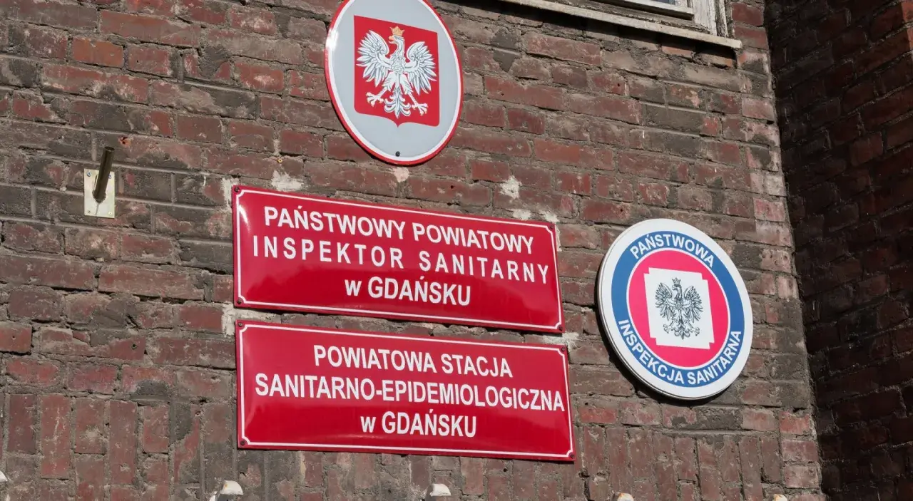 Tablice Państwowej Inspekcji Sanitarnej w Gdańsku. Pracownik może otrzymać mandat z sanepidu za nieprzestrzeganie przepisów.